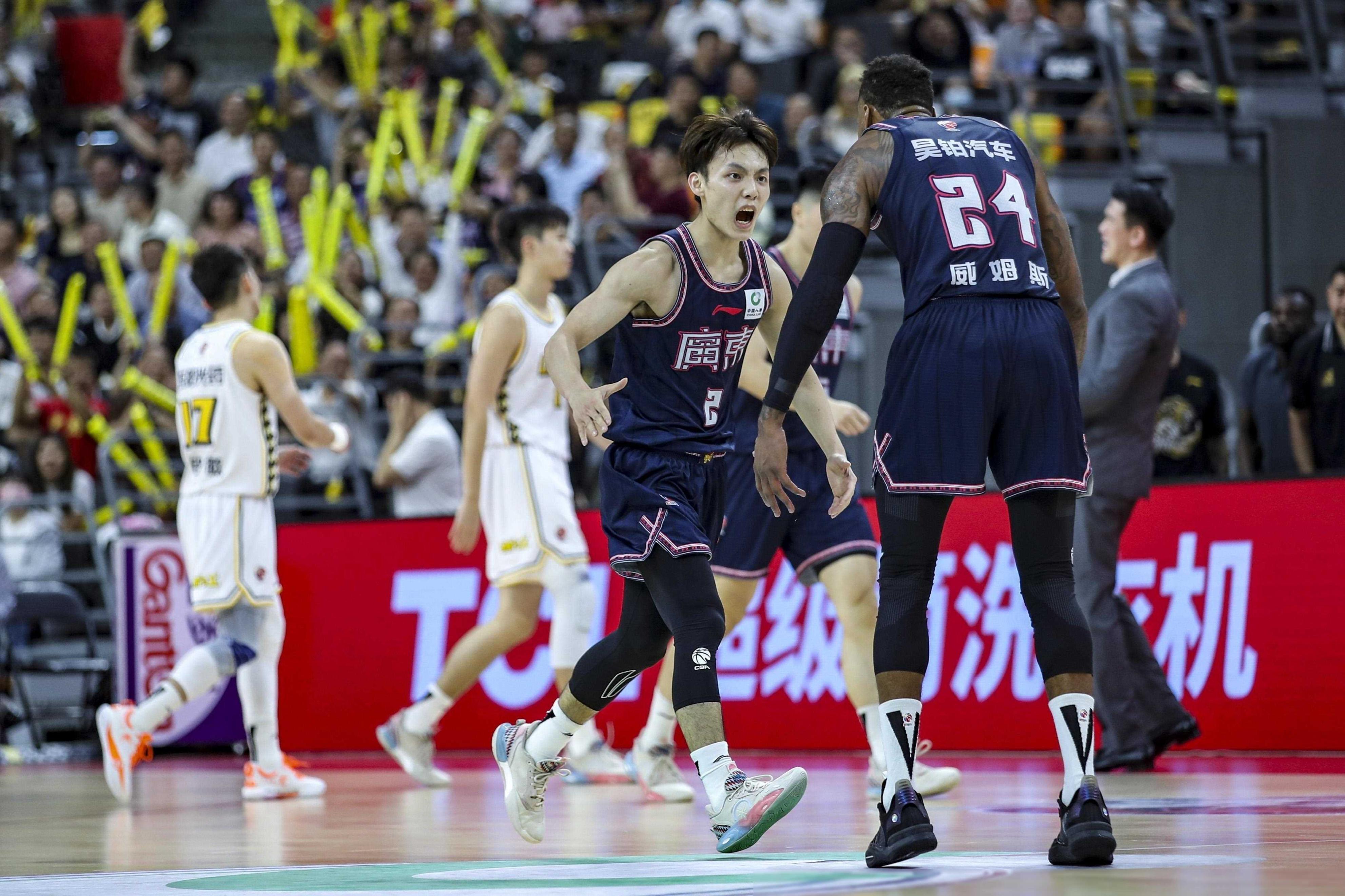 今夜广东宏远备战欧联,队长鼓劲细节曝光,管理层满意,身体对抗强度拉满 今夜广东宏远备战欧联,队长鼓劲细节曝光,管理层满意,身体对抗强度拉满